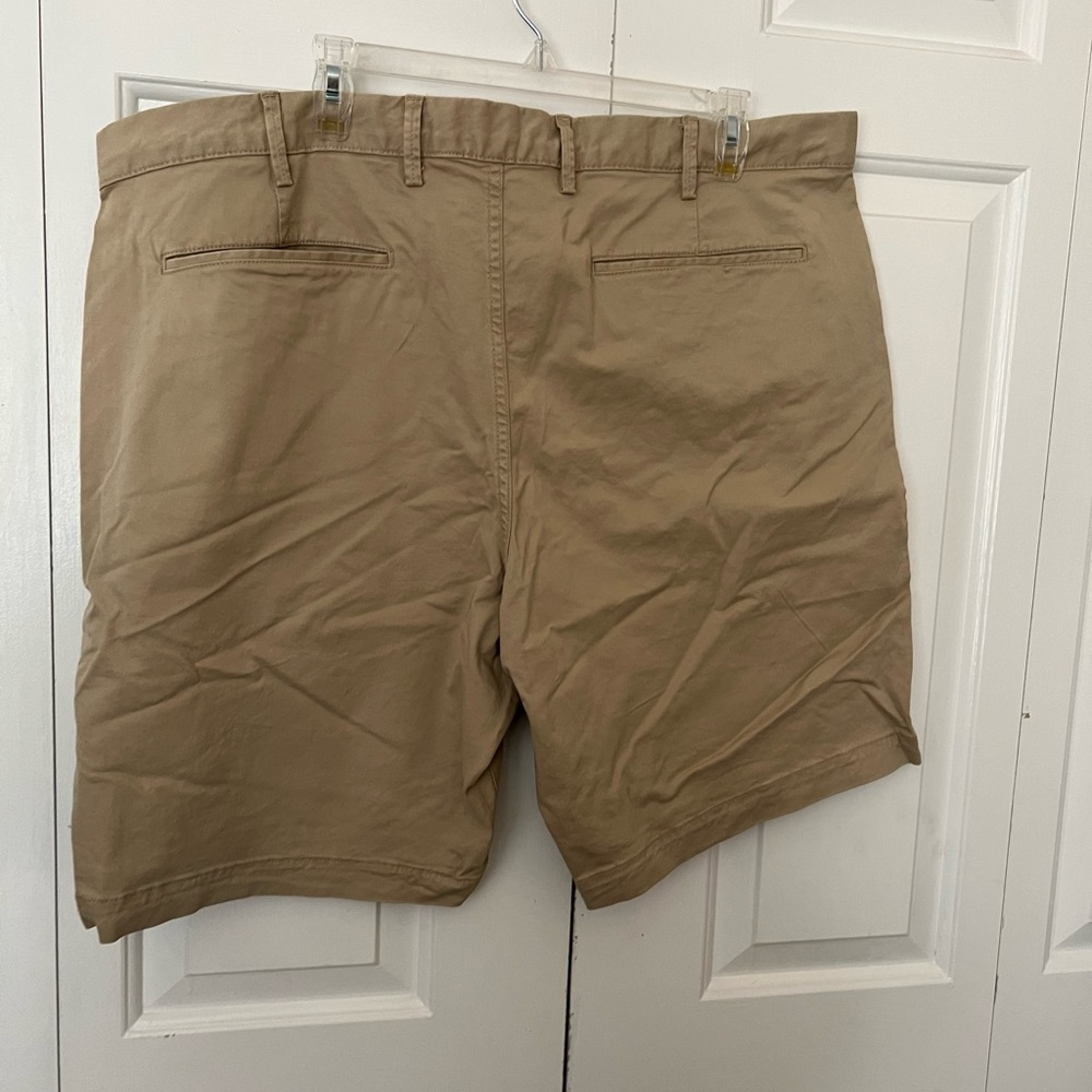 nwt gap Khaki shorts size 40